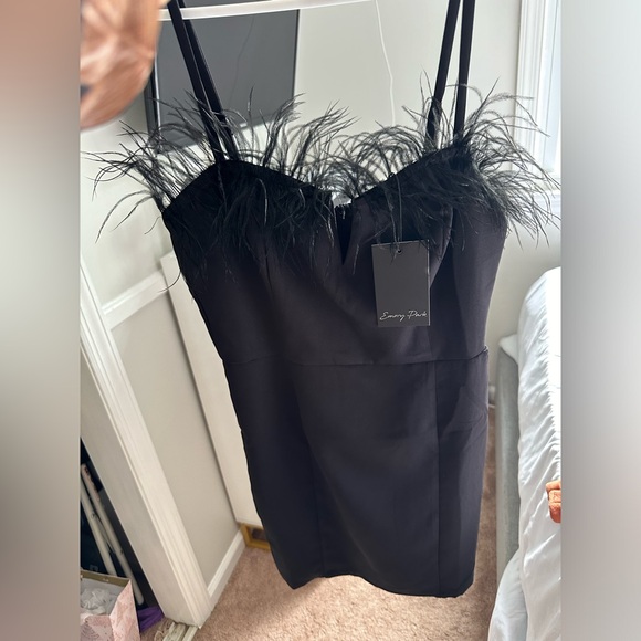 Black short dress with feathers - Picture 1 of 2